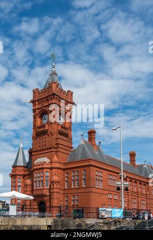 CARDIFF/UK - 7. JULI: Ansicht der Pierhead Building in Cardiff am 7. Juli 2019. Nicht identifizierte Personen Stockfoto