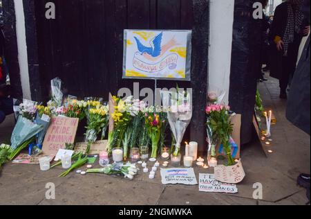 London, England, Großbritannien. 18. Februar 2023. Nachtwache für Brianna Ghey am Soho Square. Das 16-jährige Mädchen, das Transgender war, wurde in Warrington erstochen und zwei Teenager wurden im Zusammenhang mit ihrem Tod verhaftet. (Kreditbild: © Vuk Valcic/ZUMA Press Wire) NUR REDAKTIONELLE VERWENDUNG! Nicht für den kommerziellen GEBRAUCH! Stockfoto