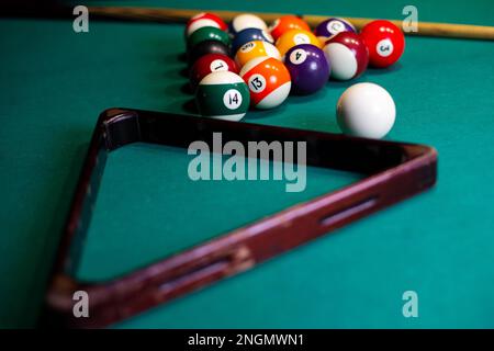 Hochwinkel-Anordnung mit dreieckigen Poolbällen. Schönes Foto Stockfoto