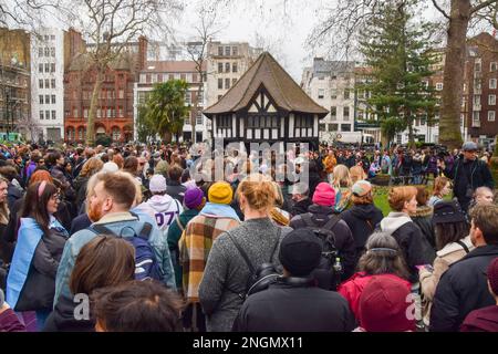 London, England, Großbritannien. 18. Februar 2023. Nachtwache für Brianna Ghey am Soho Square. Das 16-jährige Mädchen, das Transgender war, wurde in Warrington erstochen und zwei Teenager wurden im Zusammenhang mit ihrem Tod verhaftet. (Kreditbild: © Vuk Valcic/ZUMA Press Wire) NUR REDAKTIONELLE VERWENDUNG! Nicht für den kommerziellen GEBRAUCH! Stockfoto