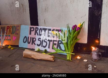 London, England, Großbritannien. 18. Februar 2023. Nachtwache für Brianna Ghey am Soho Square. Das 16-jährige Mädchen, das Transgender war, wurde in Warrington erstochen und zwei Teenager wurden im Zusammenhang mit ihrem Tod verhaftet. (Kreditbild: © Vuk Valcic/ZUMA Press Wire) NUR REDAKTIONELLE VERWENDUNG! Nicht für den kommerziellen GEBRAUCH! Stockfoto