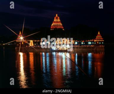 Beleuchteter Mariamman Teppakulam (Vandiyur Tank) während des Float Festivals in Madurai, Tamil Nadu, Indien Stockfoto