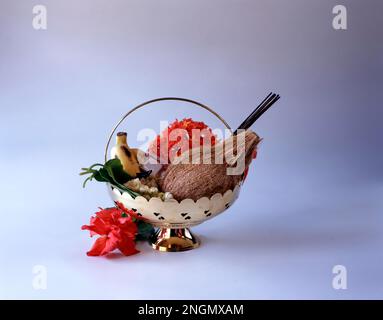 Wunderschön dekorierte Pooja Thali für Festivalfeier, haldi oder Kurkuma und Kumkum, Kokosnuss, Banane, Betel, Campher, Blumen Stockfoto