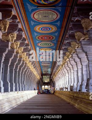 Ramanathaswamy Temple Corridor in Rameswaram, Rameshwaram, Tamil Nadu, Indien. Die äußeren Korridore gelten als die längsten der Welt Stockfoto