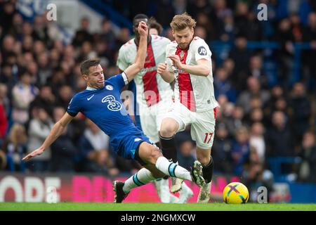 London, Großbritannien. 18. Februar 2023. Stuart Armstrong aus Southampton während des Premier League-Spiels zwischen Chelsea und Southampton auf der Stamford Bridge, London, England am 18. Februar 2023. Foto: Salvio Calabrese. Nur redaktionelle Verwendung, Lizenz für kommerzielle Verwendung erforderlich. Keine Verwendung bei Wetten, Spielen oder Veröffentlichungen von Clubs/Ligen/Spielern. Kredit: UK Sports Pics Ltd/Alamy Live News Stockfoto