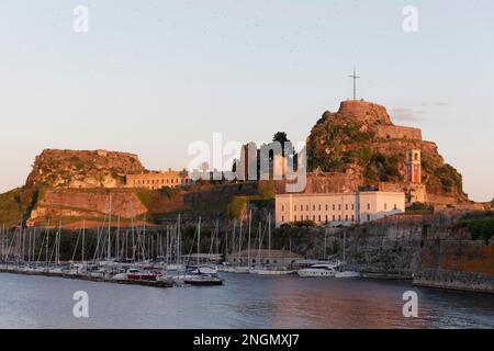 Alte venezianische Festung und Mandraki Hafen, Abendlicht, Korfu Stadt, Kerkira oder Kerkyra, Insel Korfu, Ionische Inseln, Griechenland Stockfoto