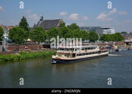 Ausflugsboot an der Anlegestelle, an der Mause, Maastricht, Limburg Provinz, Holland Stockfoto