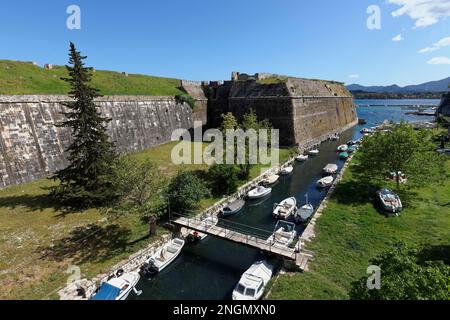 Alte venezianische Festung, Martinengo Bastion und Graben mit Fischerbooten, Korfu Stadt, Kerkira oder Kerkyra, Korfu Insel, Ionische Inseln, Griechenland Stockfoto