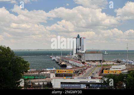 Odessa, Ukraine. 22. Juli 2021 Panoramablick auf den Meeresbahnhof und das Odesa Hotel im Hafen am Schwarzen Meer Stockfoto