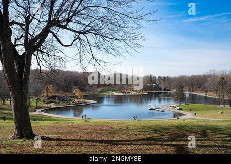 Montreal, Kanada - 4. November 2022: Blick auf den Mount Royal Park in Montreal, Kanada an einem sonnigen Nachmittag mit Blick auf den Teich. Stockfoto