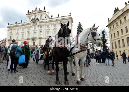 Prag, Tschechische Republik. 18. Februar 2023. Die Menschen nehmen an der Masopust-Karnevalsparade in Prag in der Tschechischen Republik Teil. Die tschechische Version des Mardis Gras, Masopust wird in Prag jedes Jahr mit bunten Kostümen gefeiert, Essen eine fantasievolle Parade.Masopust, was auf Tschechisch Karneval bedeutet, gilt als letzte Gelegenheit, vor Beginn der 40-tägigen Ausleihfrist zu feiern und reichhaltiges Essen zu essen. Ein universelles Merkmal von Masopust ist das Tragen von Masken, von der religiösen Historikerin Mircea Eliade des 20. Jahrhunderts angenommen wurde, um die Toten zu repräsentieren, die wahrscheinlich in ihre Häuser zurückkehren werden Stockfoto