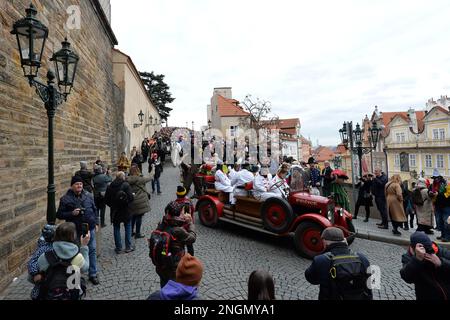 Prag, Tschechische Republik. 18. Februar 2023. Die Menschen nehmen an der Masopust-Karnevalsparade in Prag in der Tschechischen Republik Teil. Die tschechische Version des Mardis Gras, Masopust wird in Prag jedes Jahr mit bunten Kostümen gefeiert, Essen eine fantasievolle Parade.Masopust, was auf Tschechisch Karneval bedeutet, gilt als letzte Gelegenheit, vor Beginn der 40-tägigen Ausleihfrist zu feiern und reichhaltiges Essen zu essen. Ein universelles Merkmal von Masopust ist das Tragen von Masken, von der religiösen Historikerin Mircea Eliade des 20. Jahrhunderts angenommen wurde, um die Toten zu repräsentieren, die wahrscheinlich in ihre Häuser zurückkehren werden Stockfoto