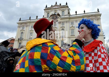 Prag, Tschechische Republik. 18. Februar 2023. Die Menschen nehmen an der Masopust-Karnevalsparade in Prag in der Tschechischen Republik Teil. Die tschechische Version des Mardis Gras, Masopust wird in Prag jedes Jahr mit bunten Kostümen gefeiert, Essen eine fantasievolle Parade.Masopust, was auf Tschechisch Karneval bedeutet, gilt als letzte Gelegenheit, vor Beginn der 40-tägigen Ausleihfrist zu feiern und reichhaltiges Essen zu essen. Ein universelles Merkmal von Masopust ist das Tragen von Masken, von der religiösen Historikerin Mircea Eliade des 20. Jahrhunderts angenommen wurde, um die Toten zu repräsentieren, die wahrscheinlich in ihre Häuser zurückkehren werden Stockfoto