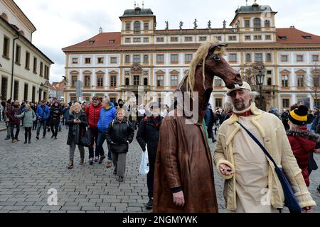 Prag, Tschechische Republik. 18. Februar 2023. Die Menschen nehmen an der Masopust-Karnevalsparade in Prag in der Tschechischen Republik Teil. Die tschechische Version des Mardis Gras, Masopust wird in Prag jedes Jahr mit bunten Kostümen gefeiert, Essen eine fantasievolle Parade.Masopust, was auf Tschechisch Karneval bedeutet, gilt als letzte Gelegenheit, vor Beginn der 40-tägigen Ausleihfrist zu feiern und reichhaltiges Essen zu essen. Ein universelles Merkmal von Masopust ist das Tragen von Masken, von der religiösen Historikerin Mircea Eliade des 20. Jahrhunderts angenommen wurde, um die Toten zu repräsentieren, die wahrscheinlich in ihre Häuser zurückkehren werden Stockfoto