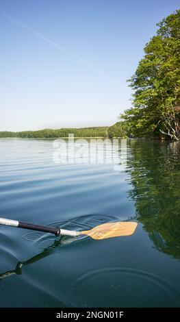 Kajak paddeln im Wasser, selektiver Fokus. Stockfoto