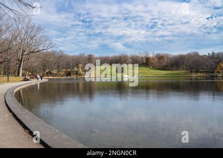 Montreal, Kanada - 4. November 2022: Blick auf den Mount Royal Park in Montreal, Kanada an einem sonnigen Nachmittag mit Blick auf den Teich. Stockfoto