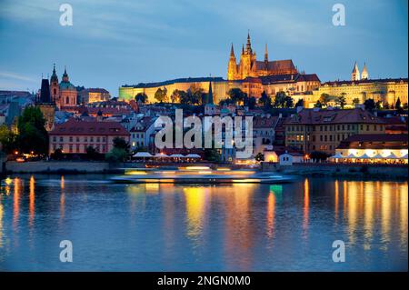 In Prag in der Tschechischen Republik. Die Burg (hrad) und Moldau (Vltava) bei Sonnenuntergang Stockfoto