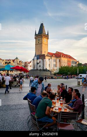 In Prag in der Tschechischen Republik. Mit einem Bier durch das Alte Rathaus in der Altstadt Stockfoto