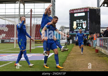 Captain Luke Waterfall feiert nach seinem Tor für Grimsby Town, Und gleicht sich an, um die Punktzahl von 1 bis 1 gegen Northampton Town während der zweiten Hälfte des Sky Bet League 2-Spiels zwischen Northampton Town und Grimsby Town im PTS Academy Stadium, Northampton, am Samstag, den 18. Februar 2023, zu erreichen. (Foto: John Cripps | MI News) Guthaben: MI News & Sport /Alamy Live News Stockfoto