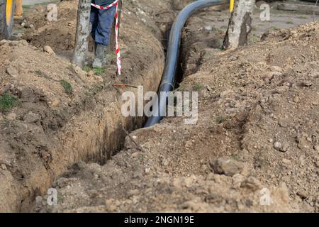 Industriekunststoff-Polypropylenrohr auf der Baustelle zur Verlegung von Abwasserrohren, zum Wiederaufbau von Gebäuden und Häusern. Reparatur der Kanalisation Stockfoto