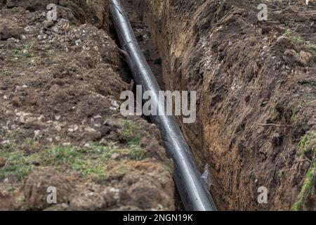 Industrielles Polypropylenrohr aus Kunststoff. Verlegung von Abwasserrohren, Wiederaufbau von Gebäuden und Häusern. Reparatur der Kanalisation eines Apartmenthauses. S Stockfoto