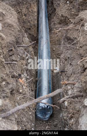 Verlegung industrieller Rohrleitungen. Industrielles Polypropylenrohr aus Kunststoff. Sanitär, Abwassersystem für ein mehrstöckiges Gebäude. Zivile Infrastruktur Stockfoto