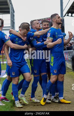 Captain Luke Waterfall feiert nach seinem Tor für Grimsby Town, Und gleicht sich an, um die Punktzahl von 1 bis 1 gegen Northampton Town während der zweiten Hälfte des Sky Bet League 2-Spiels zwischen Northampton Town und Grimsby Town im PTS Academy Stadium, Northampton, am Samstag, den 18. Februar 2023, zu erreichen. (Foto: John Cripps | MI News) Guthaben: MI News & Sport /Alamy Live News Stockfoto