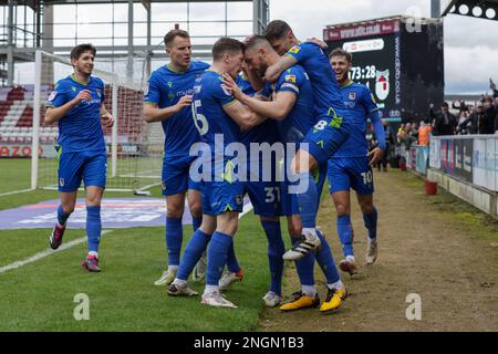 Captain Luke Waterfall feiert nach seinem Tor für Grimsby Town, Und gleicht sich an, um die Punktzahl von 1 bis 1 gegen Northampton Town während der zweiten Hälfte des Sky Bet League 2-Spiels zwischen Northampton Town und Grimsby Town im PTS Academy Stadium, Northampton, am Samstag, den 18. Februar 2023, zu erreichen. (Foto: John Cripps | MI News) Guthaben: MI News & Sport /Alamy Live News Stockfoto