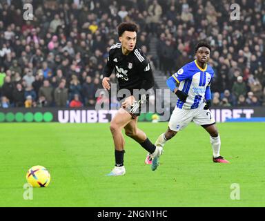 Brighton, Großbritannien. 18. Februar 2023. Antonee Robinson vom Fulham FC versucht, den Ball zu schlagen, den Tariq Lamptey von Brighton und Hove Albion beim Premier League-Spiel zwischen Brighton & Hove Albion und Fulham am 18. 2023. Februar bei der Amex in Brighton, England, beobachteten. (Foto von Jeff Mood/phcimages.com) Kredit: PHC Images/Alamy Live News Stockfoto
