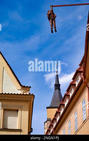 In Prag in der Tschechischen Republik. Mann heraus hängen. ein Kunstwerk von David Cerny in der Altstadt, die Sigmund Freud Stockfoto