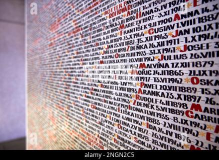 In Prag in der Tschechischen Republik. Die Namen der Opfer des Holocaust (SCHOA) an den Wänden der Pinkas-synagoge geschrieben Stockfoto