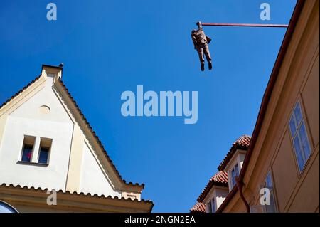In Prag in der Tschechischen Republik. Mann heraus hängen. ein Kunstwerk von David Cerny in der Altstadt, die Sigmund Freud Stockfoto