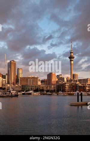 Auckland, Neuseeland. Die Skyline vom Viaduct Harbour bei Sonnenuntergang