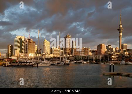 Auckland, Neuseeland. Die Skyline vom Viaduct Harbour bei Sonnenuntergang