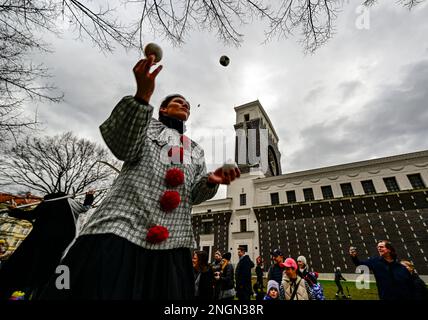 Prag, Tschechische Republik. 18. Februar 2023. Der traditionelle Slawische Karneval fand am 18. Februar 2023 in Zizkov, Prager Bezirk, Tschechische Republik, statt. Kredit: Roman Vondrous/CTK Photo/Alamy Live News Stockfoto