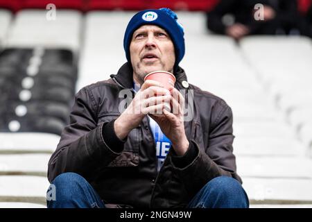 Wigan Athletic Fan beim Sky Bet Championship Match zwischen Wigan Athletic und Norwich City im DW Stadium, Wigan, am Samstag, den 18. Februar 2023. (Foto: Mike Morese | MI News) Guthaben: MI News & Sport /Alamy Live News Stockfoto