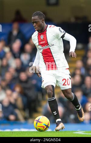 London, Großbritannien. 18. Februar 2023. Kamaldeen Sulemana aus Southampton während des Premier League-Spiels zwischen Chelsea und Southampton auf der Stamford Bridge, London, England am 18. Februar 2023. Foto: Salvio Calabrese. Nur redaktionelle Verwendung, Lizenz für kommerzielle Verwendung erforderlich. Keine Verwendung bei Wetten, Spielen oder Veröffentlichungen von Clubs/Ligen/Spielern. Kredit: UK Sports Pics Ltd/Alamy Live News Stockfoto