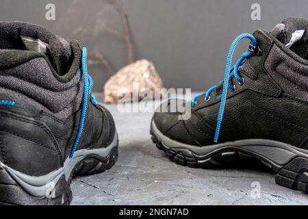 Sport-Wanderschuhe für Herren. Lederschuhe für aktive Menschen. Stockfoto