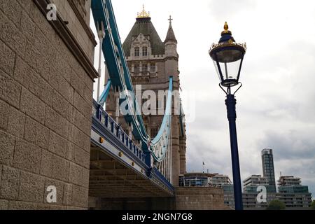 Geschäftiger Stadtverkehr und Menschen, die an einem Sommertag in London die historische Tower Bridge überqueren (London, England, UK, 20. August 2015) Stockfoto