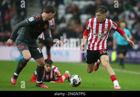 Jack Clarke von Sunderland tritt gegen George Tannerer von Bristol City während des Sky Bet Championship-Spiels zwischen Sunderland und Bristol City am Samstag, den 18. Februar 2023 im Stadium of Light in Sunderland an. (Foto: Michael Driver | MI News) Guthaben: MI News & Sport /Alamy Live News Stockfoto