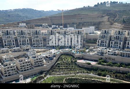 Givat Zeev Siedlung, Westjordanland. 17. Februar 2023. Ein allgemeiner Überblick über den Neubau in der israelischen Siedlung, der Zeev am Freitag, den 17. Februar 2023 im Westjordanland übergeben wurde. Israel hat internationale Verurteilung erlangt, nachdem die rechtsextreme Regierung von Premierminister Benjamin Netanjahu nach einer Welle palästinensischer Terroranschläge in Jerusalem ihre Entscheidung verkündet hat, neun Siedlungen im Westjordanland zu legalisieren. Foto von Debbie Hill/ Kredit: UPI/Alamy Live News Stockfoto