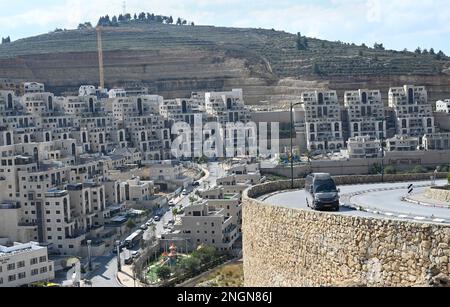 Givat Zeev Siedlung, Westjordanland. 17. Februar 2023. Ein allgemeiner Überblick über den Neubau in der israelischen Siedlung, der Zeev am Freitag, den 17. Februar 2023 im Westjordanland übergeben wurde. Israel hat internationale Verurteilung erlangt, nachdem die rechtsextreme Regierung von Premierminister Benjamin Netanjahu nach einer Welle palästinensischer Terroranschläge in Jerusalem ihre Entscheidung verkündet hat, neun Siedlungen im Westjordanland zu legalisieren. Foto von Debbie Hill/ Kredit: UPI/Alamy Live News Stockfoto