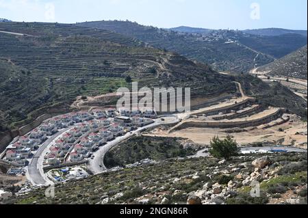 Givat Zeev Siedlung, Westjordanland. 17. Februar 2023. Ein allgemeiner Überblick über den Neubau in der israelischen Siedlung, der Zeev am Freitag, den 17. Februar 2023 im Westjordanland übergeben wurde. Israel hat internationale Verurteilung erlangt, nachdem die rechtsextreme Regierung von Premierminister Benjamin Netanjahu nach einer Welle palästinensischer Terroranschläge in Jerusalem ihre Entscheidung verkündet hat, neun Siedlungen im Westjordanland zu legalisieren. Foto von Debbie Hill/ Kredit: UPI/Alamy Live News Stockfoto