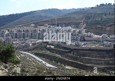 Givat Zeev Siedlung, Westjordanland. 17. Februar 2023. Ein allgemeiner Überblick über den Neubau in der israelischen Siedlung, der Zeev am Freitag, den 17. Februar 2023 im Westjordanland übergeben wurde. Israel hat internationale Verurteilung erlangt, nachdem die rechtsextreme Regierung von Premierminister Benjamin Netanjahu nach einer Welle palästinensischer Terroranschläge in Jerusalem ihre Entscheidung verkündet hat, neun Siedlungen im Westjordanland zu legalisieren. Foto von Debbie Hill/ Kredit: UPI/Alamy Live News Stockfoto