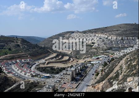 Givat Zeev Siedlung, Westjordanland. 17. Februar 2023. Ein allgemeiner Überblick über die Häuser in der israelischen Siedlung, die Zeev am Freitag, den 17. Februar 2023 im Westjordanland erhalten hat. Israel hat internationale Verurteilung erlangt, nachdem die rechtsextreme Regierung von Premierminister Benjamin Netanjahu nach einer Welle palästinensischer Terroranschläge in Jerusalem ihre Entscheidung verkündet hat, neun Siedlungen im Westjordanland zu legalisieren. Foto von Debbie Hill/ Kredit: UPI/Alamy Live News Stockfoto