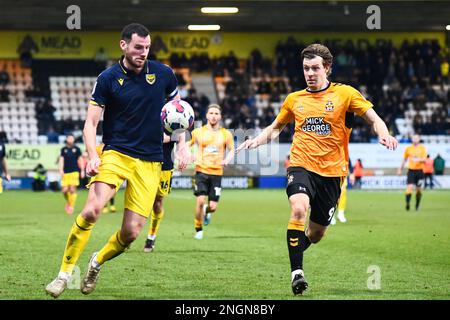 Cambridge, Großbritannien. 18. Februar 2023. Elliot Moore (5 Oxford United), herausgefordert von Joe Ironside (9 Cambridge United) während des Spiels der Sky Bet League 1 zwischen Cambridge United und Oxford United im R Costings Abbey Stadium, Cambridge, am Samstag, den 18. Februar 2023. (Foto: Kevin Hodgson | MI News) Guthaben: MI News & Sport /Alamy Live News Stockfoto