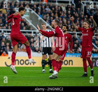 Newcastle, Großbritannien. 18. Februar 2023; St James' Park, Newcastle, England: Premier League Football, Newcastle United gegen Liverpool; Cody Gakpo von Liverpool feiert mit Jordan Henderson von Liverpool, nachdem er es in den 17. Minuten mit 2-0 geschafft hat Credit: Action Plus Sports Images/Alamy Live News Stockfoto