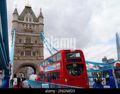 Geschäftiger Stadtverkehr und Menschen, die an einem Sommertag in London die historische Tower Bridge überqueren (London, England, UK, 20. August 2015) Stockfoto