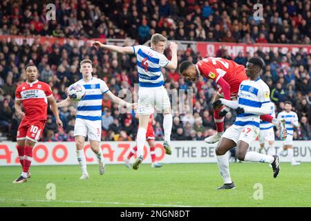 Middlesbroughs Chuba Akpom führt den Ball nach unten und erzielt das erste Tor während des Sky Bet Championship-Spiels zwischen Middlesbrough und Queens Park Rangers im Riverside Stadium, Middlesbrough, am Samstag, den 18. Februar 2023. (Foto: Trevor Wilkinson | MI News) Kredit: MI News & Sport /Alamy Live News Stockfoto