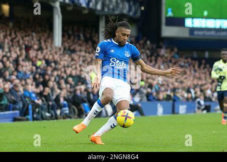 Everton, Großbritannien. 18. Februar 2023. Alex Iwobi von Everton überkreuzt den Ball. Spiel der Premier League, Everton gegen Leeds Utd im Goodison Park in Liverpool am Samstag, den 18. Februar 2023. Dieses Bild darf nur zu redaktionellen Zwecken verwendet werden. Nur redaktionelle Verwendung, Lizenz für kommerzielle Verwendung erforderlich. Keine Verwendung bei Wetten, Spielen oder Veröffentlichungen von Clubs/Ligen/Spielern. Bild von Chris Stading/Andrew Orchard Sportfotografie/Alamy Live News Kredit: Andrew Orchard Sportfotografie/Alamy Live News Stockfoto